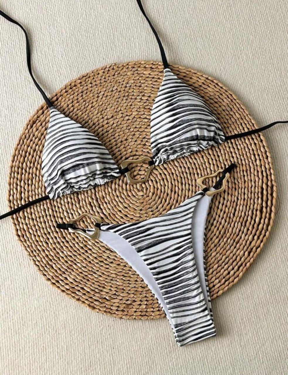 Bikini Amabilidad fotografiado sin modelo