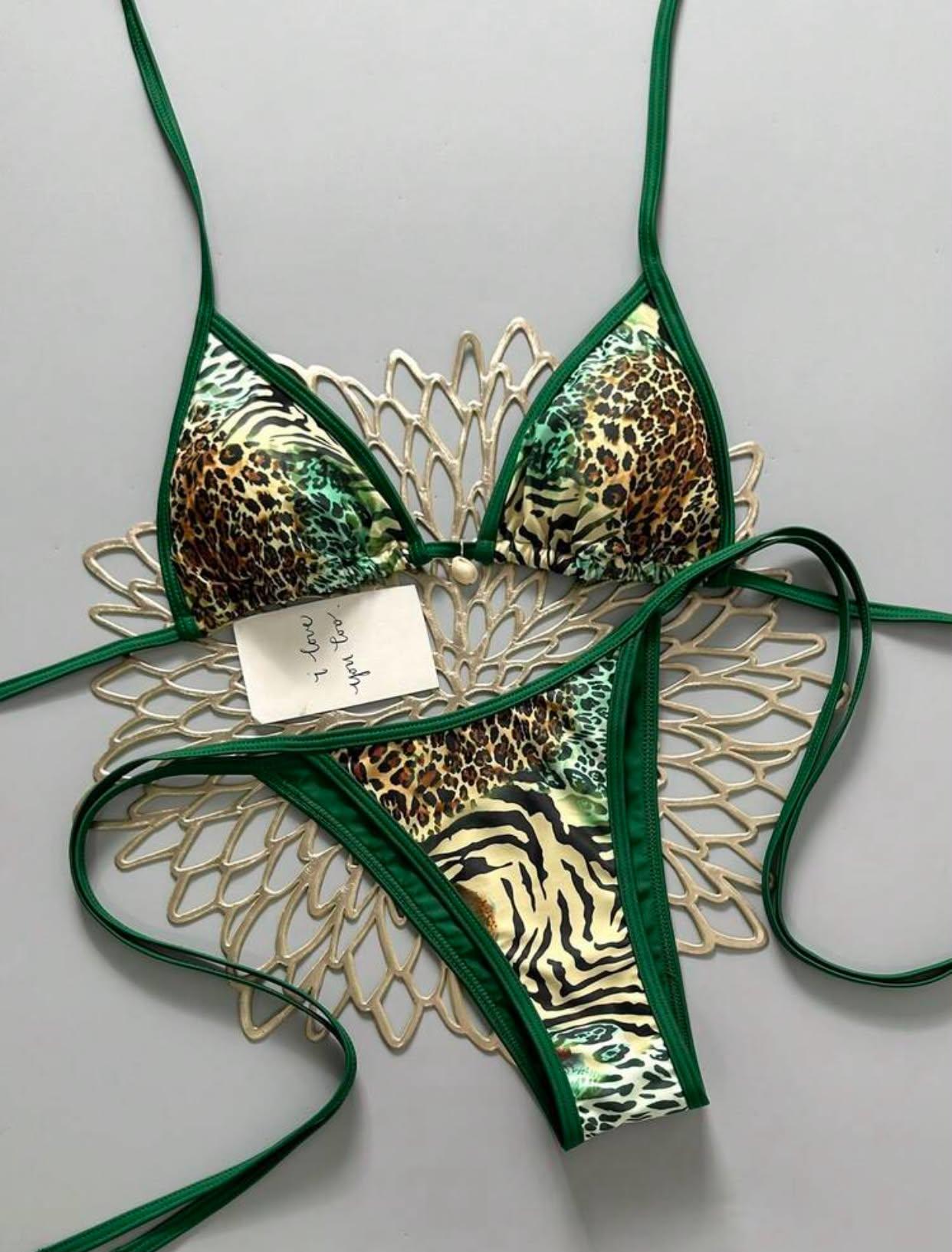 Bikini Coraje con estampado animal y ribetes verdes fotografiado sin modelo