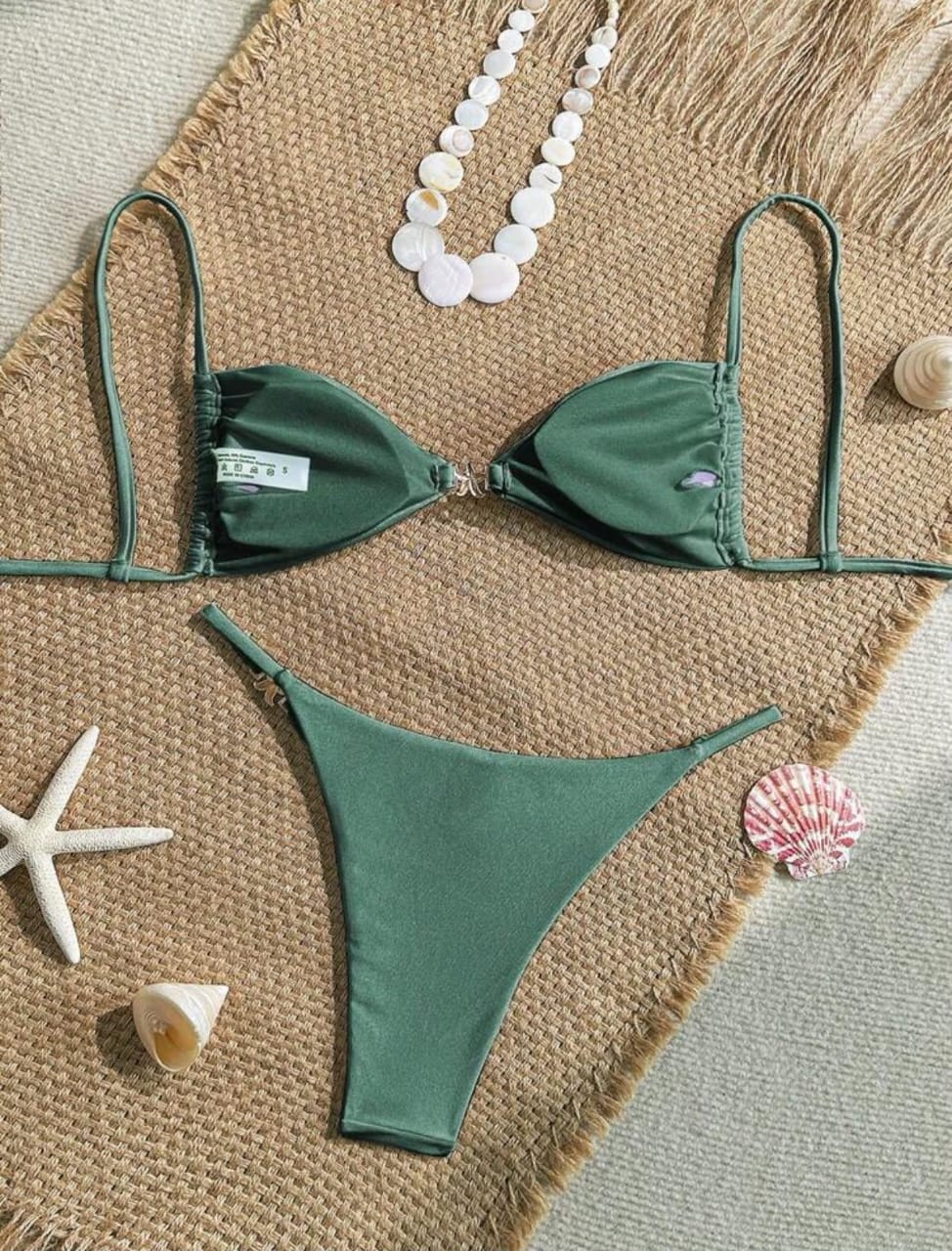 Bikini Armonía verde salvia con detalle de conchas fotografiado sin modelo