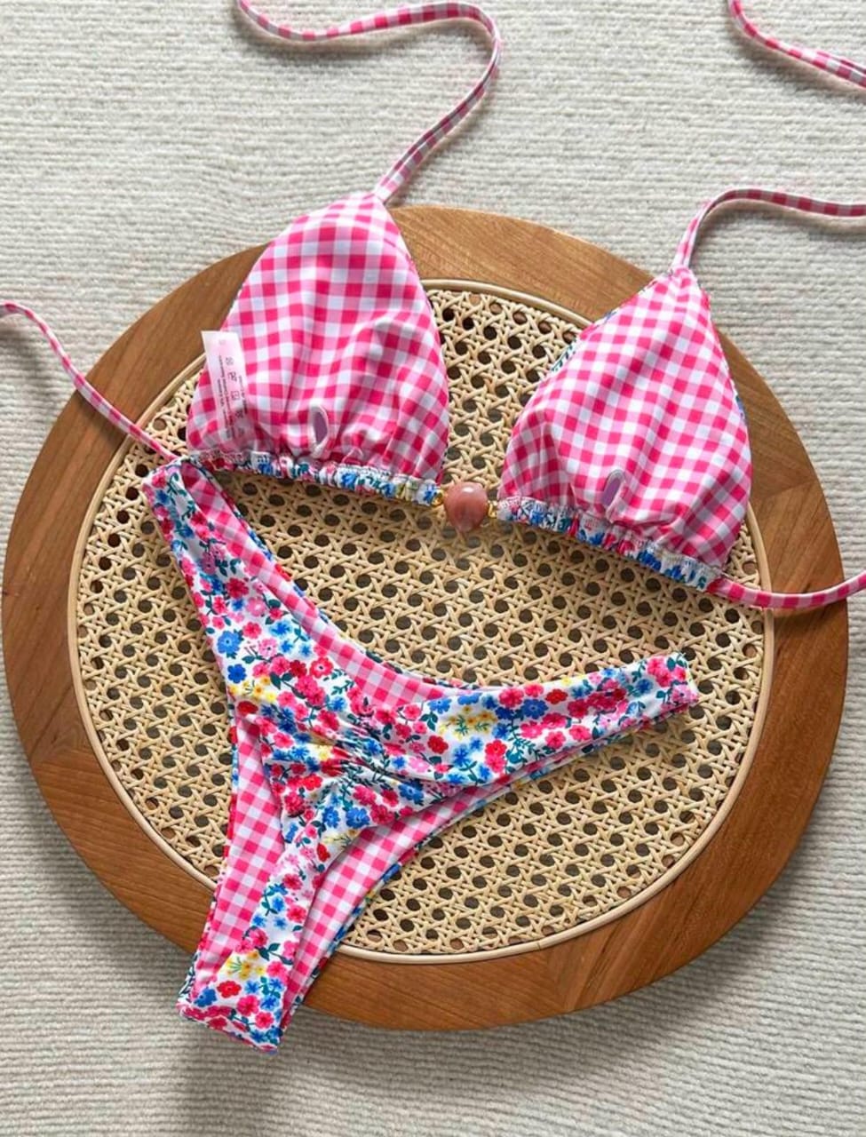 Bikini Sinceridad de cuadros rosados y flores fotografiado sin modelo
