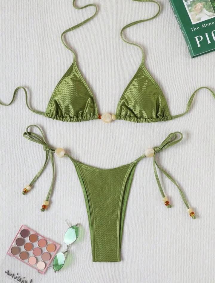 Bikini Magia verde oliva con cuentas de madera fotografiado sin modelo