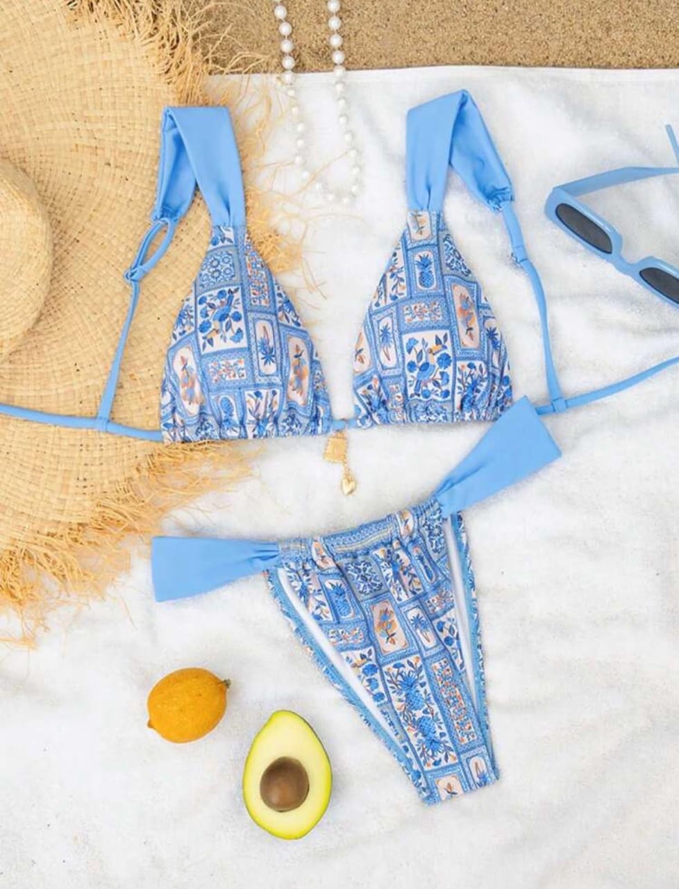 Bikini Pureza con estampado de azulejos azules fotografiado sin modelo