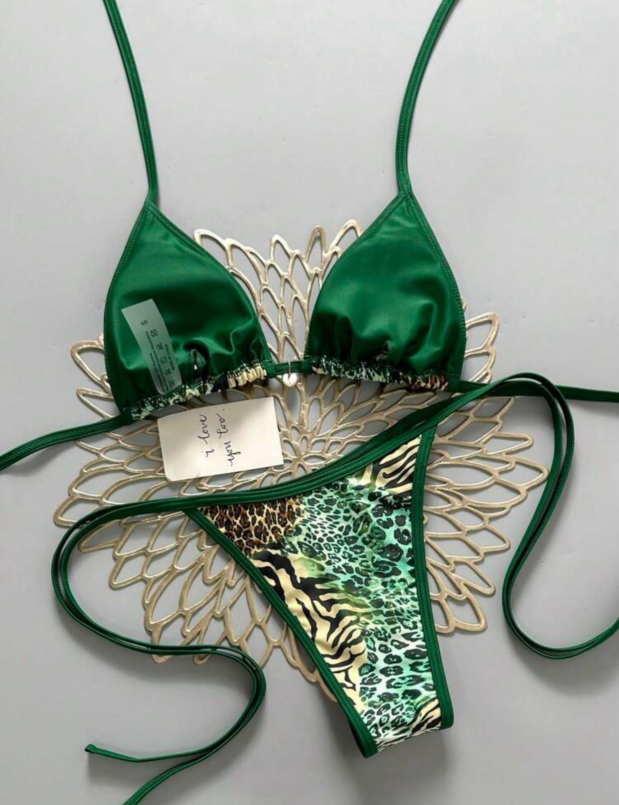 Bikini Belleza de satén verde con estampado animal fotografiado sin modelo