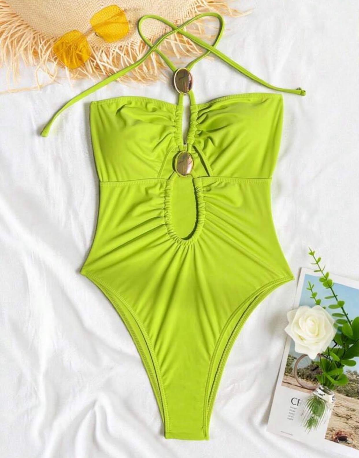 Traje entero Frescura verde lima con argollas doradas fotografiado sin modelo