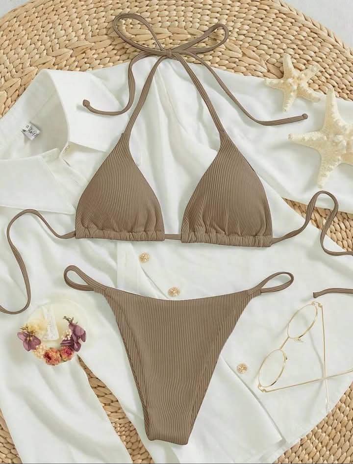 Bikini Humildad en tono taupe fotografiado sin modelo
